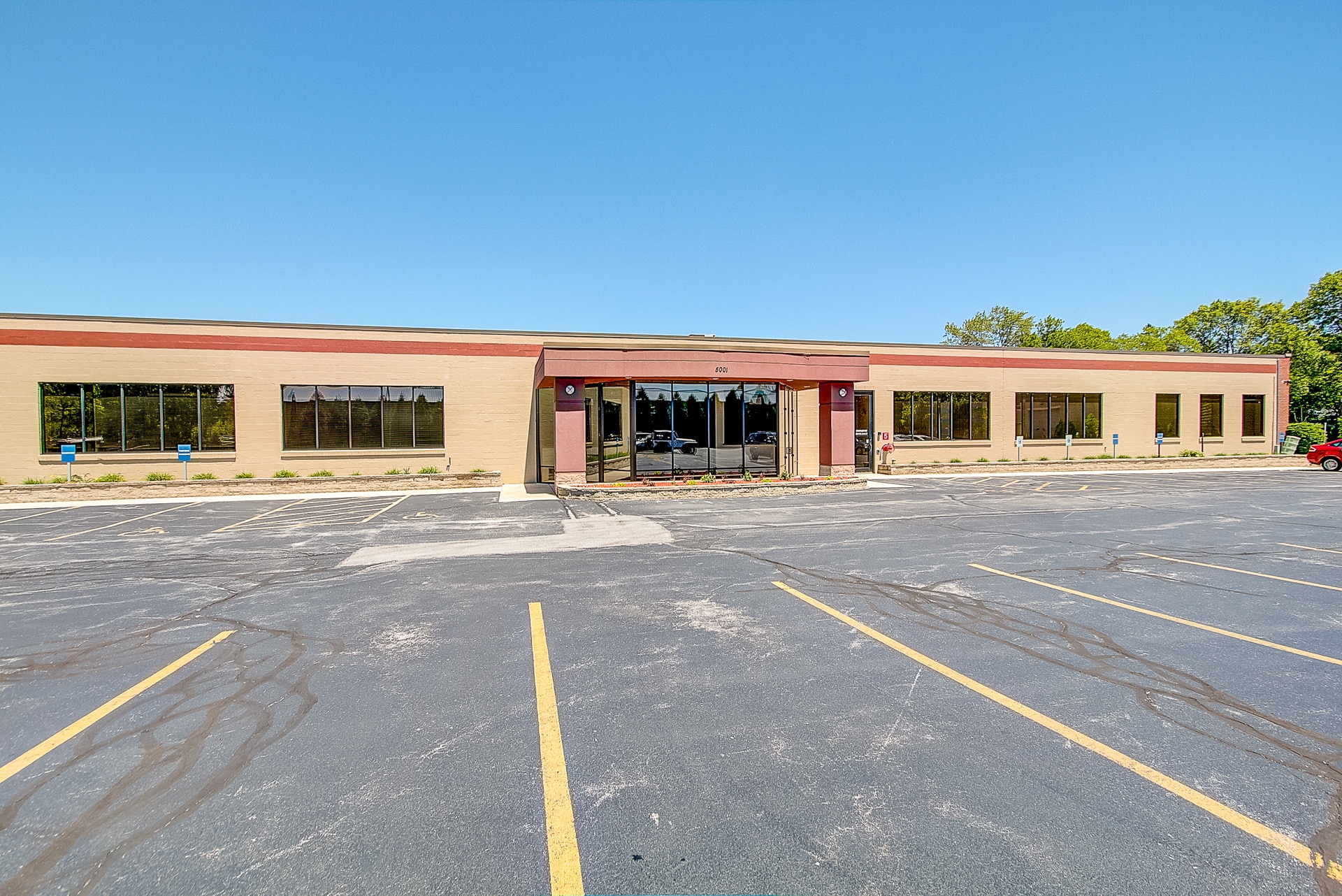 5055 N Lydell Ave | Glendale, WI - Phoenix Investors
